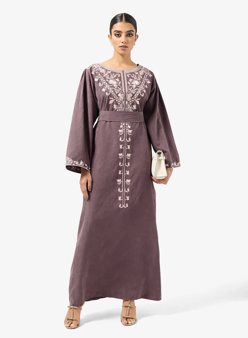 هيا كلوزيت جلابية بتطريز زهري أمامي